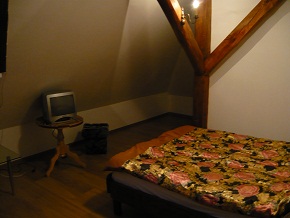 position: absolute; left: 100px; top: 350px